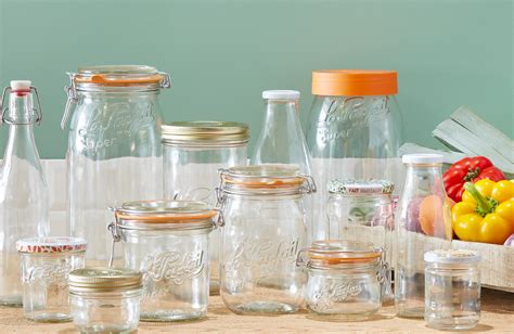 Bocaux en verre remplis de bourgeons de cannabis séchés, avec des sachets de contrôle d'humidité