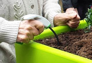 Personne âgée utilisant des outils de jardinage ergonomiques