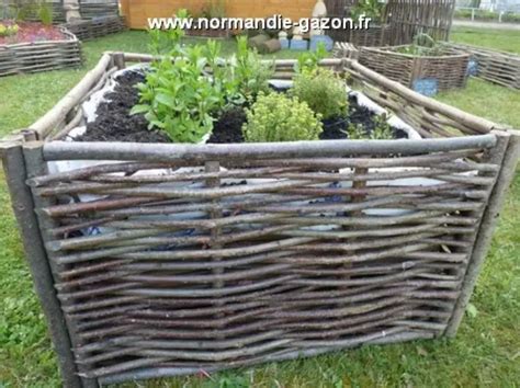 Carré potager en noisetier tressé dans un jardin