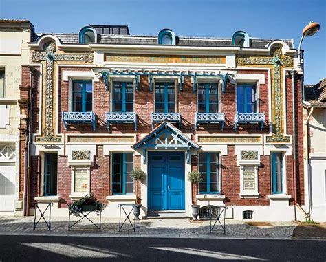 Façade en briques rouges du restaurant Le Liberté à Neuillé-le-Lierre