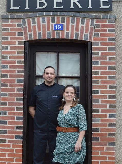 Le Chef Romain Thévenon en cuisine, préparant des produits frais du terroir