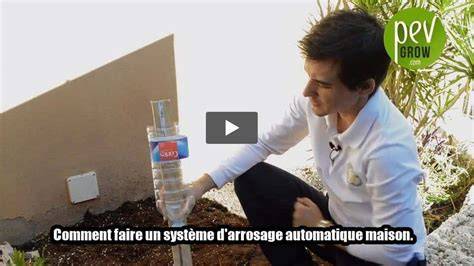 Système d'arrosage automatique fait maison avec une bouteille en plastique renversée dans un pot de fleurs