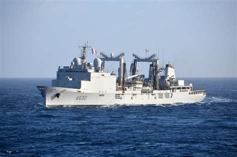 Vue latérale du BRF Jacques Chevallier en mer