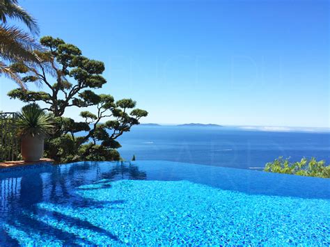 Vue panoramique sur la mer Méditerranée depuis Les Hortensias