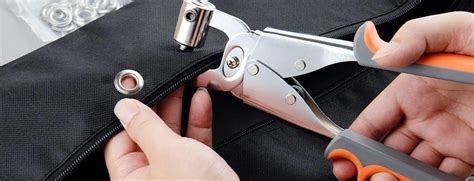 Photo montrant l'insertion du fil dans les œillets latéraux