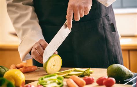 Un chef professionnel utilisant des outils de découpe haut de gamme pour préparer un plat gastronomique