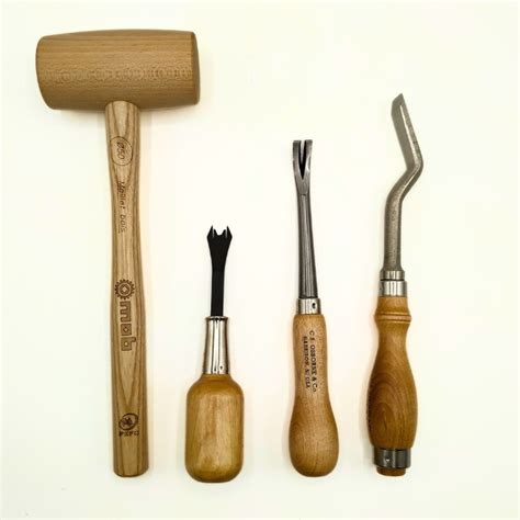 Outils de tapissier pour dégarnir des sièges