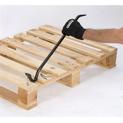 Utilisation d'un pied de biche pour retirer une semence