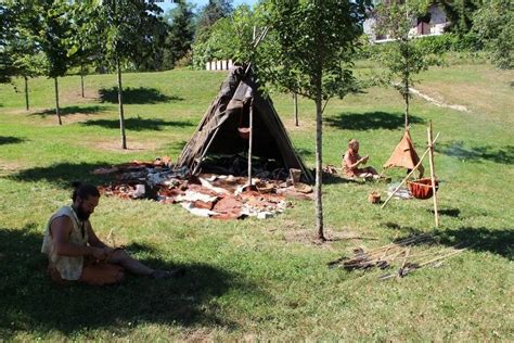 Reconstitution d'un campement paléolithique avec des structures en matériaux périssables