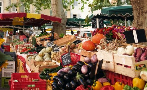 Étals de fruits frais et producteurs locaux sur l'aire de repos