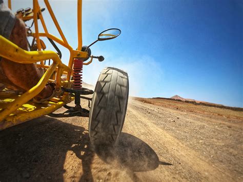 Buggy Lantana sur un chemin de terre
