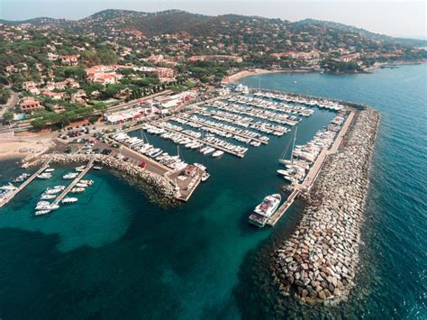 Vue panoramique du port des Issambres avec le restaurant l'Abri Côtier en bordure de quai