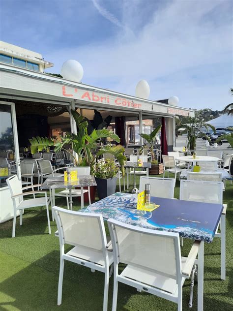 Vue panoramique du restaurant L'Abri Côtier sur le port des Issambres