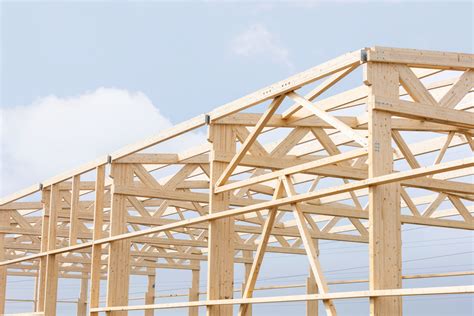 Illustration d'une structure en bois démontrant les emplacements stratégiques pour les tirefonds et vis de fixation