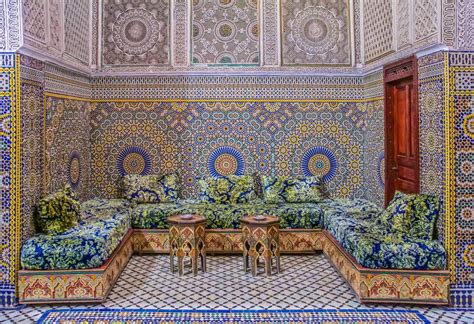 Intérieur d'un restaurant marocain avec des décorations traditionnelles