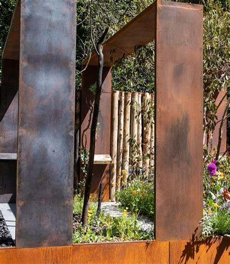 vue rapprochée de la texture de l'acier Corten patiné montrant les nuances de brun-orangé