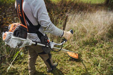 Débroussailleuse STIHL FS 131 en action