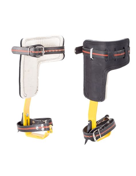 Détail de griffes d'élagage attachées à une jambe d'élagueur