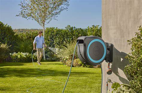 Installation d'un dévidoir mural automatique sur un mur de jardin