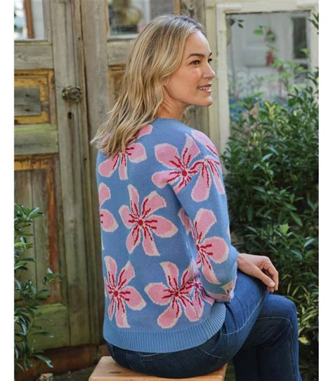 Exemple de rendu final d'un pull avec motifs floraux