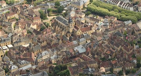 Vue aérienne détaillée du centre historique de Lierre avec ses canaux emblématiques