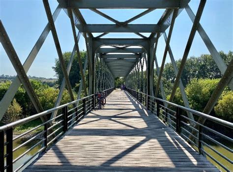 Vue d'ensemble du pont métallique de Pruniers enjambant la Maine