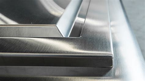 Vue rapprochée des lames en acier inoxydable et de la structure en aluminium