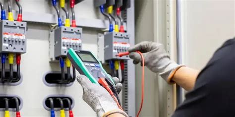 Photo illustrative d'un multimètre utilisé pour tester un contacteur de sécurité