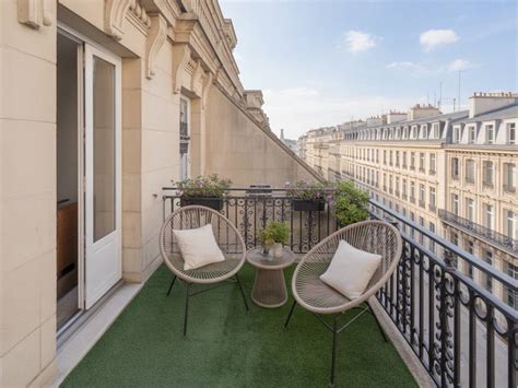 Balcon urbain transformé en oasis de verdure avec du gazon synthétique