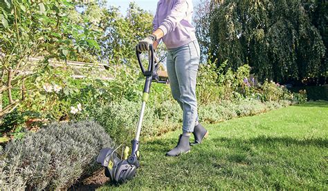 Illustration montrant comment tenir le coupe-bordure avec la protection des végétaux