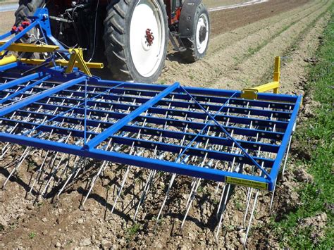 Herse étrille travaillant dans un champ de soja
