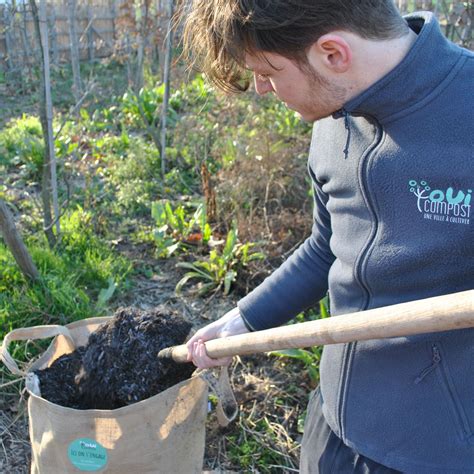 Photo de sacs de compost de champignonnière prêts pour la distribution