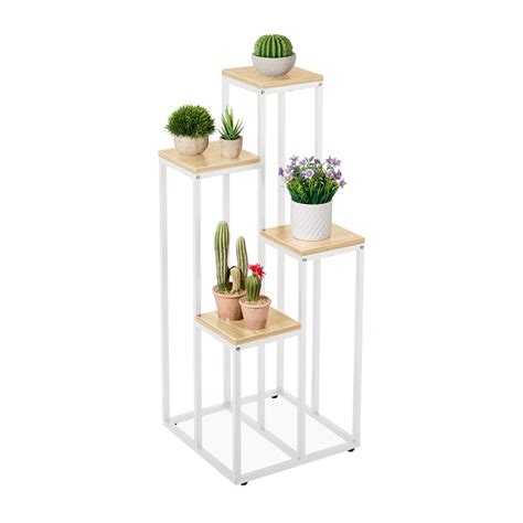 une étagère à plantes moderne avec divers types de végétaux dans un salon lumineux