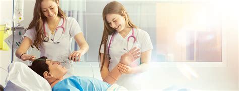 Infirmière expliquant un soin à un étudiant