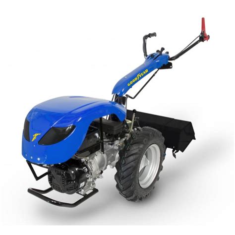 Motoculteur préparant un grand champ
