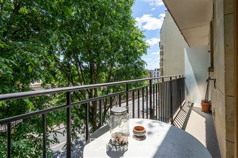 Illustration d'un appartement avec un balcon fleuri