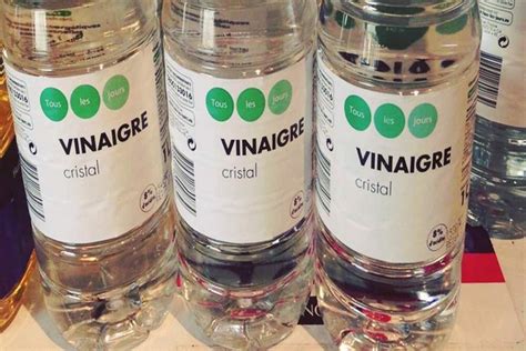 Bouteille de vinaigre et un citron