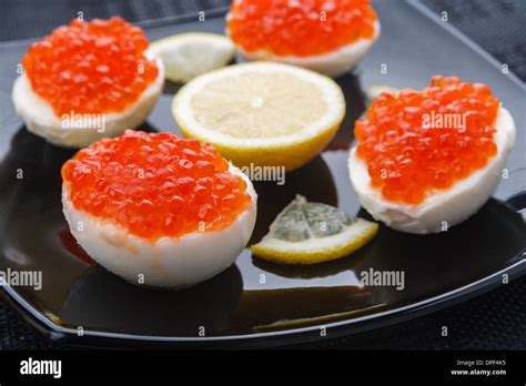 Oeufs de caviar sur une cuillère