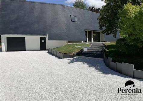 Vue d'une allée de garage moderne avec gazon synthétique