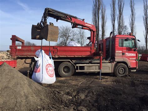 Chauffeur utilisant une grue pour déposer un Big Bag