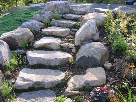 Chemin de jardin paysager avec des pierres d'ardoise