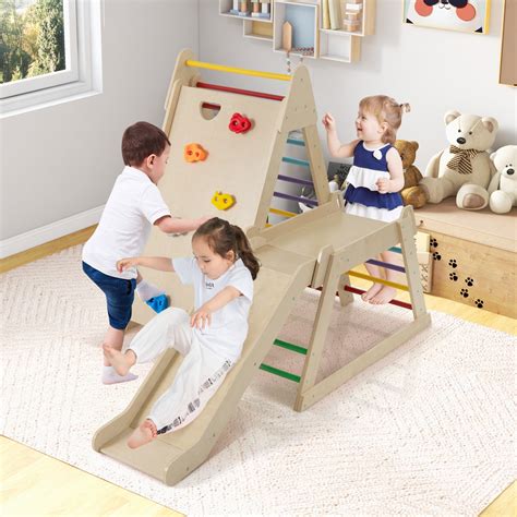 Enfants jouant sur une structure d'escalade colorée