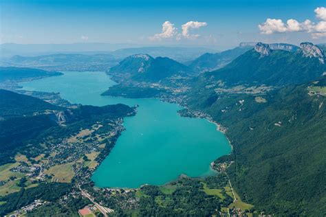 Vue panoramique du Lac d'Annecy depuis les hauteurs du Semnoz