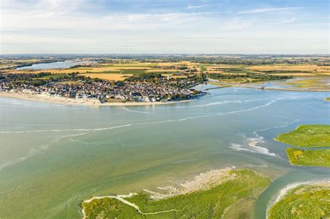 Vue aérienne du camping Les Hortensias avec la baie de la Lieue-de-Grève en arrière-plan