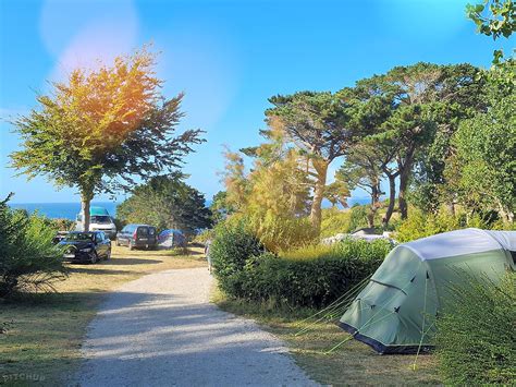 Emplacements arborés du camping Les Hortensias avec vue sur la mer