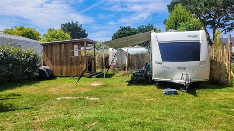 Caravane vintage installée sur un emplacement du camping Les Hortensias