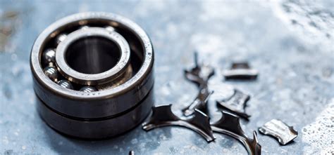 Photo macro d'un roulement usé comparé à un roulement neuf pour scarificateur