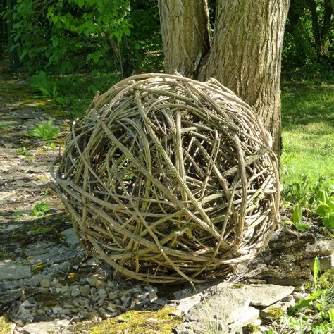 Tressage traditionnel d'un panier en clématite dans un atelier forestier