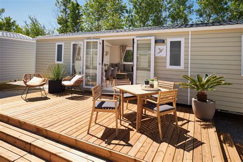 Intérieur d'un mobil-home moderne avec terrasse aménagée