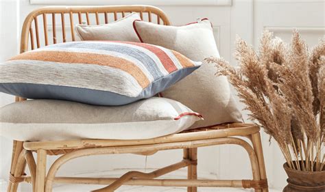 Exemple d'agencement de coussins tropicaux sur un canapé en lin beige